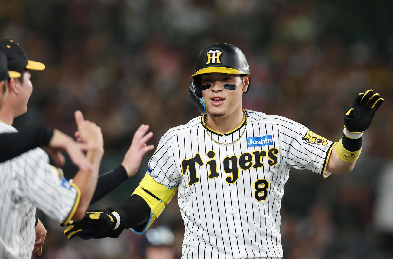 阪神対ヤクルト　2回裏阪神1死、右越え同点本塁打を放ち、ナインに迎えられる佐藤輝（撮影・前田充）