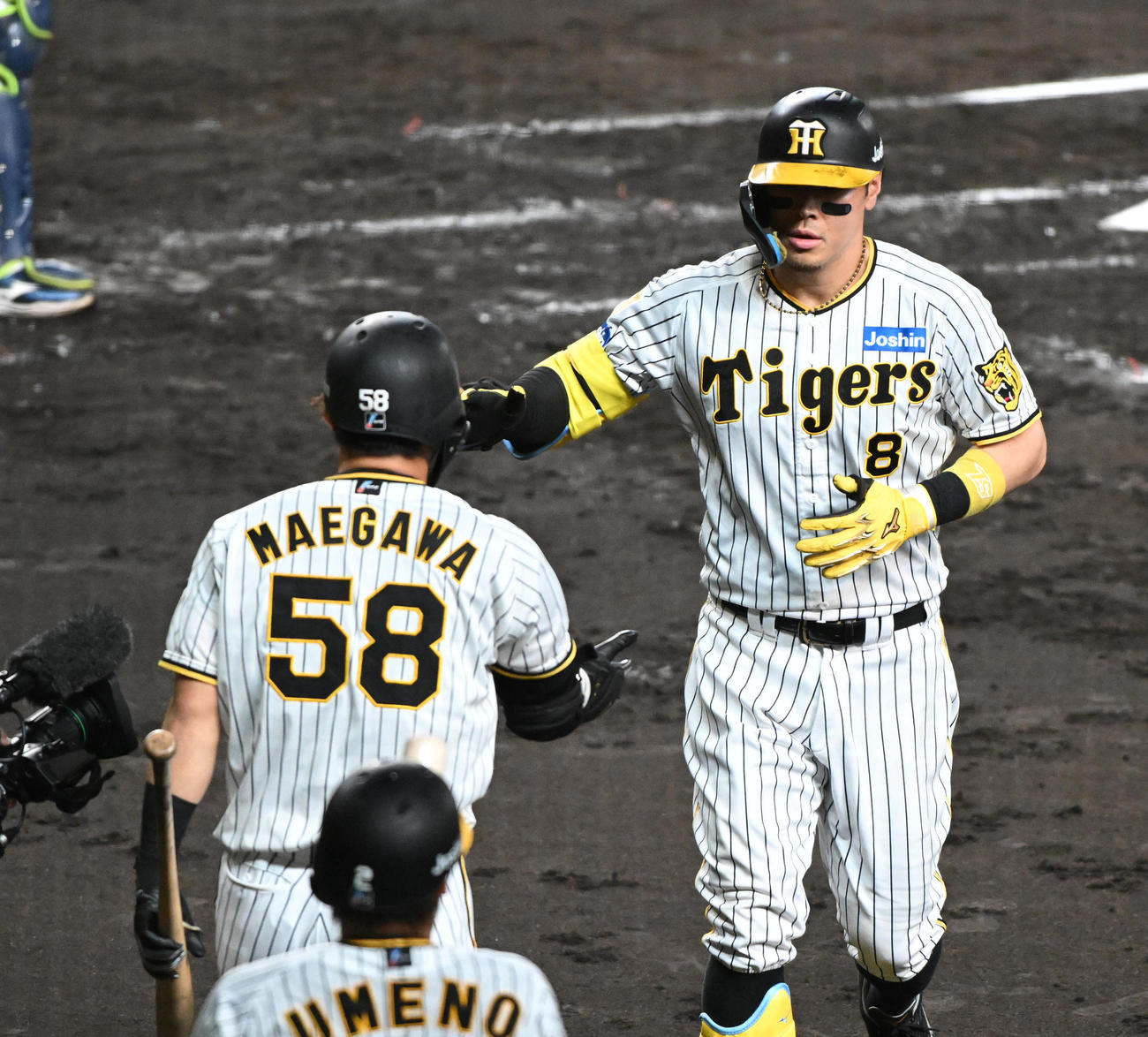阪神対ヤクルト　2回表阪神1死、佐藤輝（右）は右越え本塁打を放ち前川とタッチ（撮影・前岡正明）