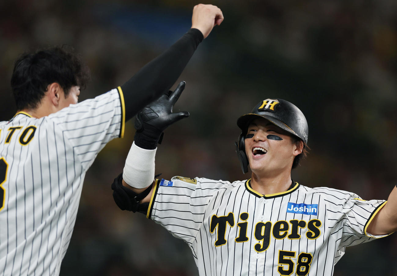 阪神対ヤクルト　2回裏阪神1死、2者連続本塁打を放ち、迎えた佐藤輝（左）とタッチを交わす前川（撮影・前田充）