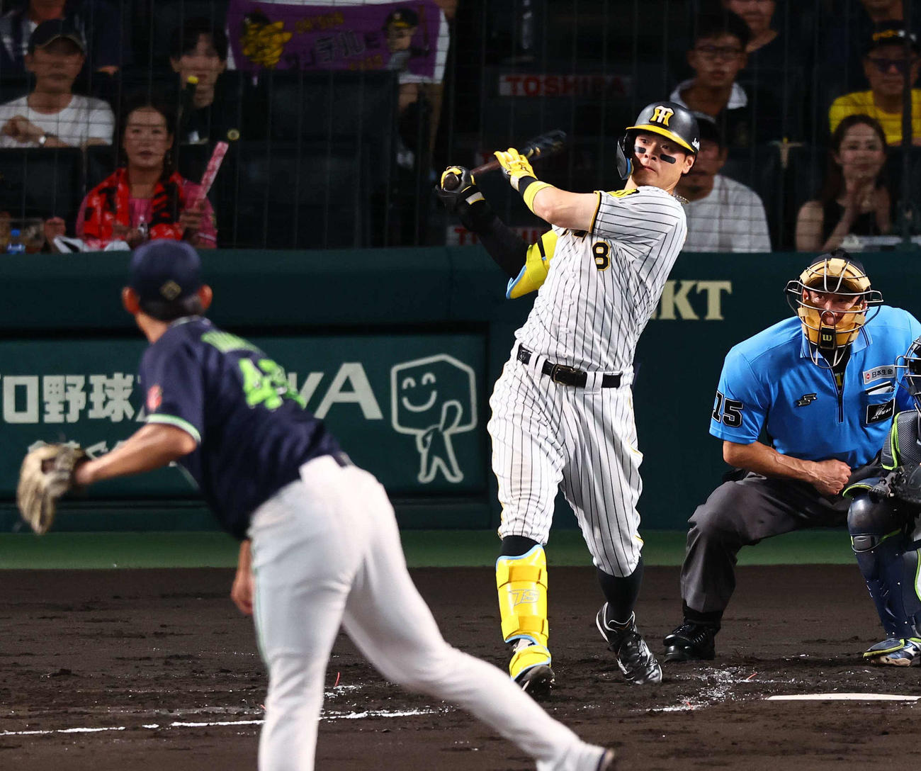 阪神対ヤクルト　2回裏阪神1死、佐藤輝は右越えに同点ソロ本塁打を放つ（撮影・上田博志）