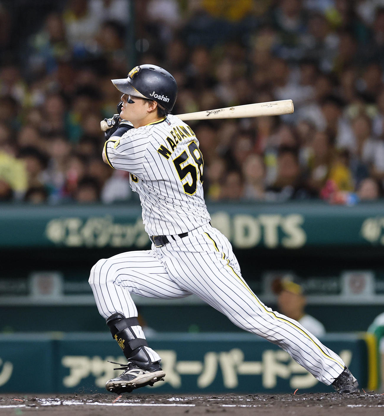 阪神対ヤクルト　2回裏阪神1死、前川は右越えに2者連続の本塁打を放つ（撮影・藤尾明華）