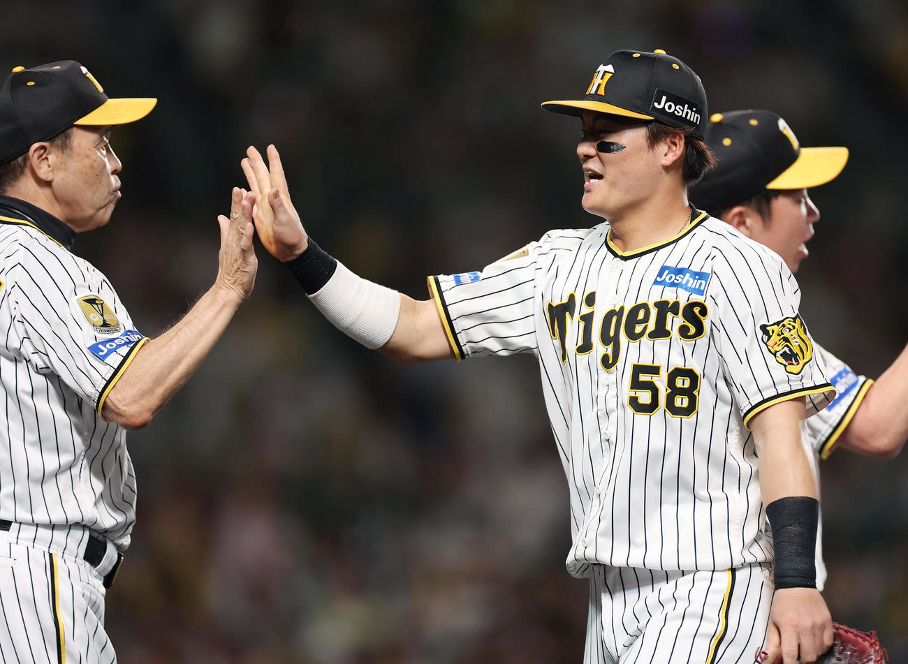 阪神対ヤクルト　ヤクルトに勝利し、阪神岡田監督（左）とタッチを交わす前川（撮影・前田充）