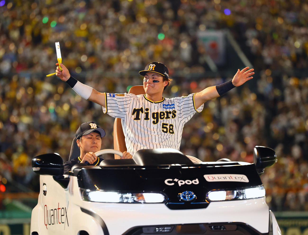 阪神対ヤクルト　リリーフカーからファンの声援に応える阪神前川（撮影・藤尾明華）