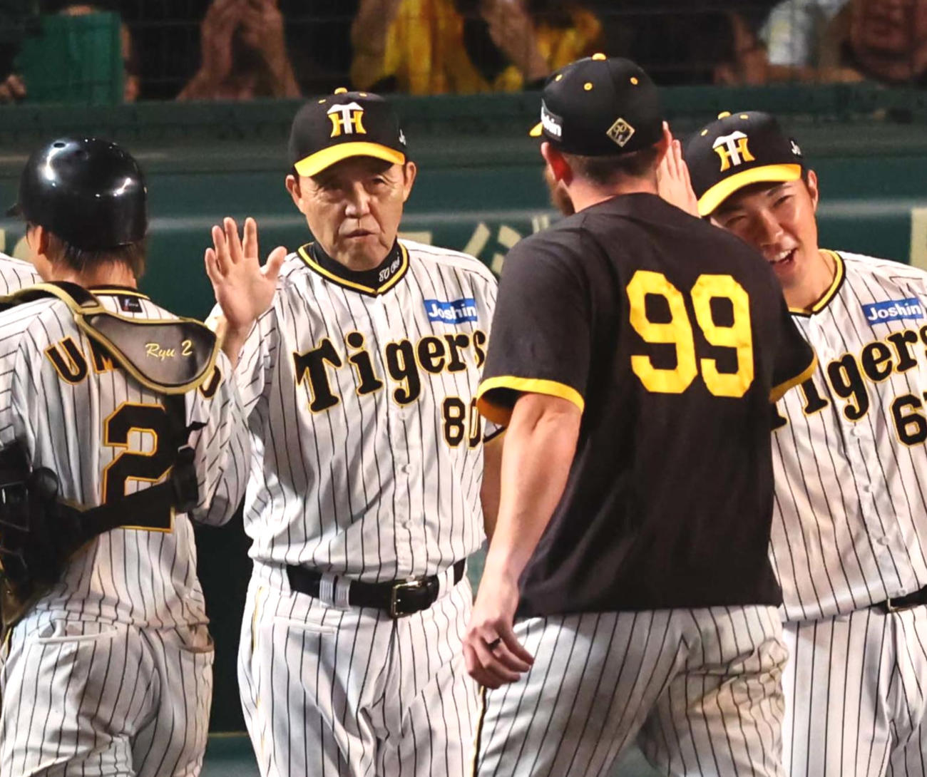 阪神対ヤクルト　ヤクルトに勝利した岡田監督（左から2人目）はビーズリーらナインとハイタッチをする（撮影・上田博志）