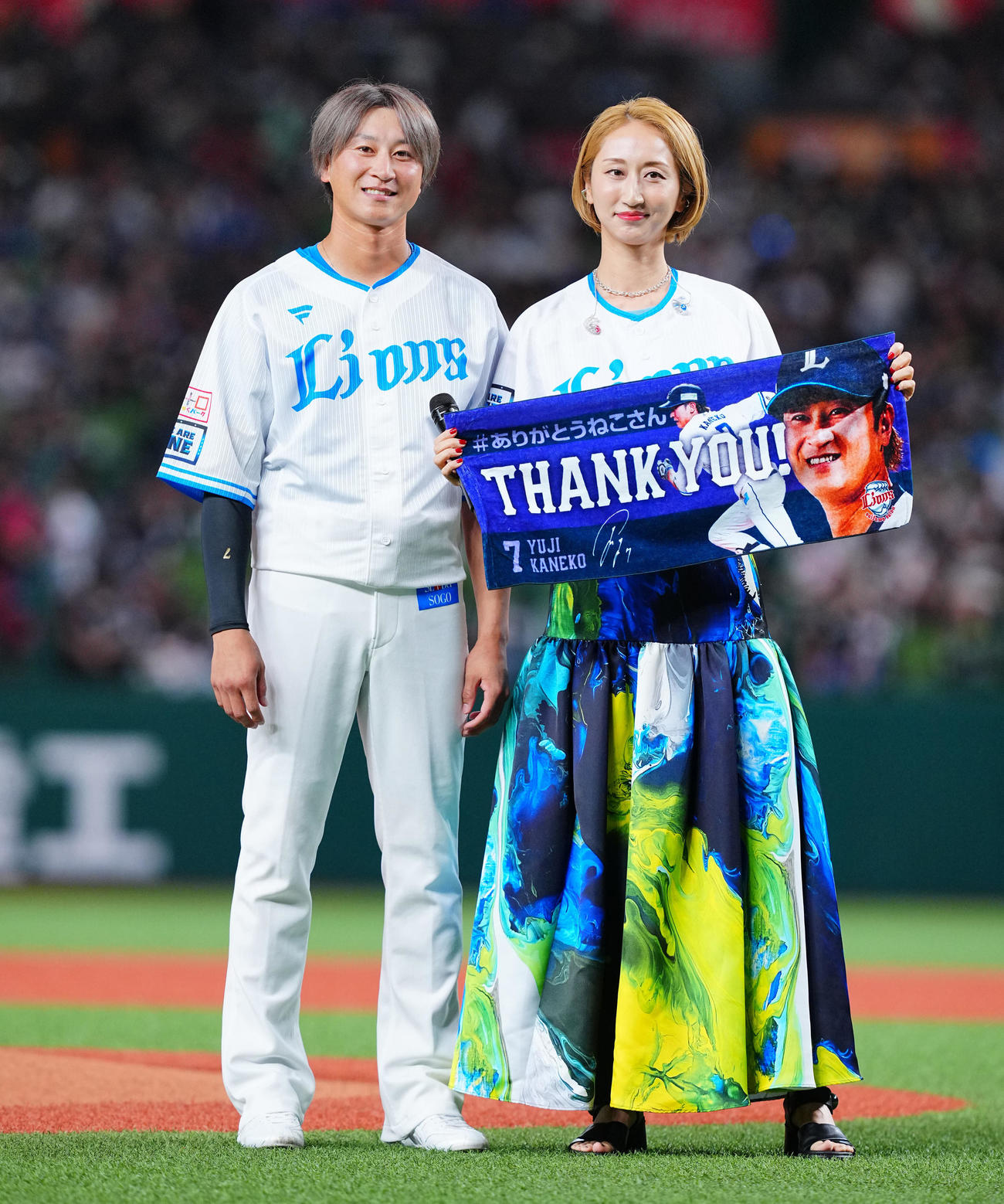西武対ロッテ　試合前、西武金子（左）と写真に納まるMs．OOJA（撮影・垰建太）