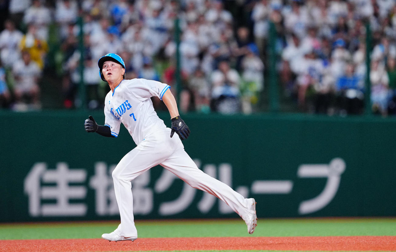 西武対ロッテ　7回裏西武2死二塁、源田の2点本塁打の打球を見つめながら走り出す金子（撮影・垰建太）