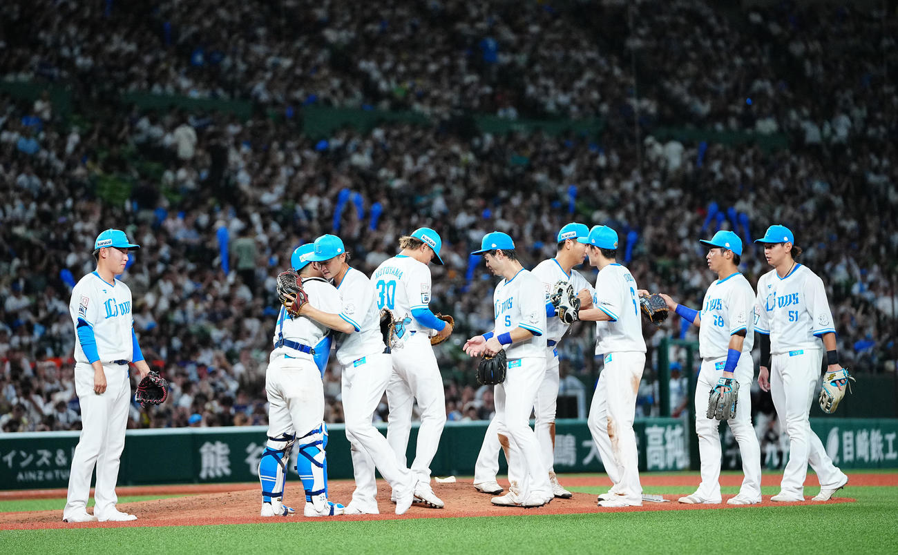 西武対ロッテ　ロッテに勝利し笑顔でナインとタッチを交わす西武金子侑司（左から3人目）（撮影・垰建太）
