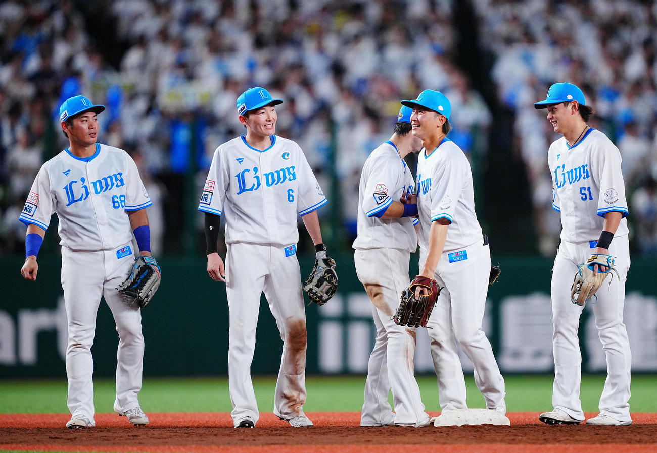 西武対ロッテ　ロッテに勝利し笑顔でナインとタッチを交わす西武金子（右から2人目）（撮影・垰建太）