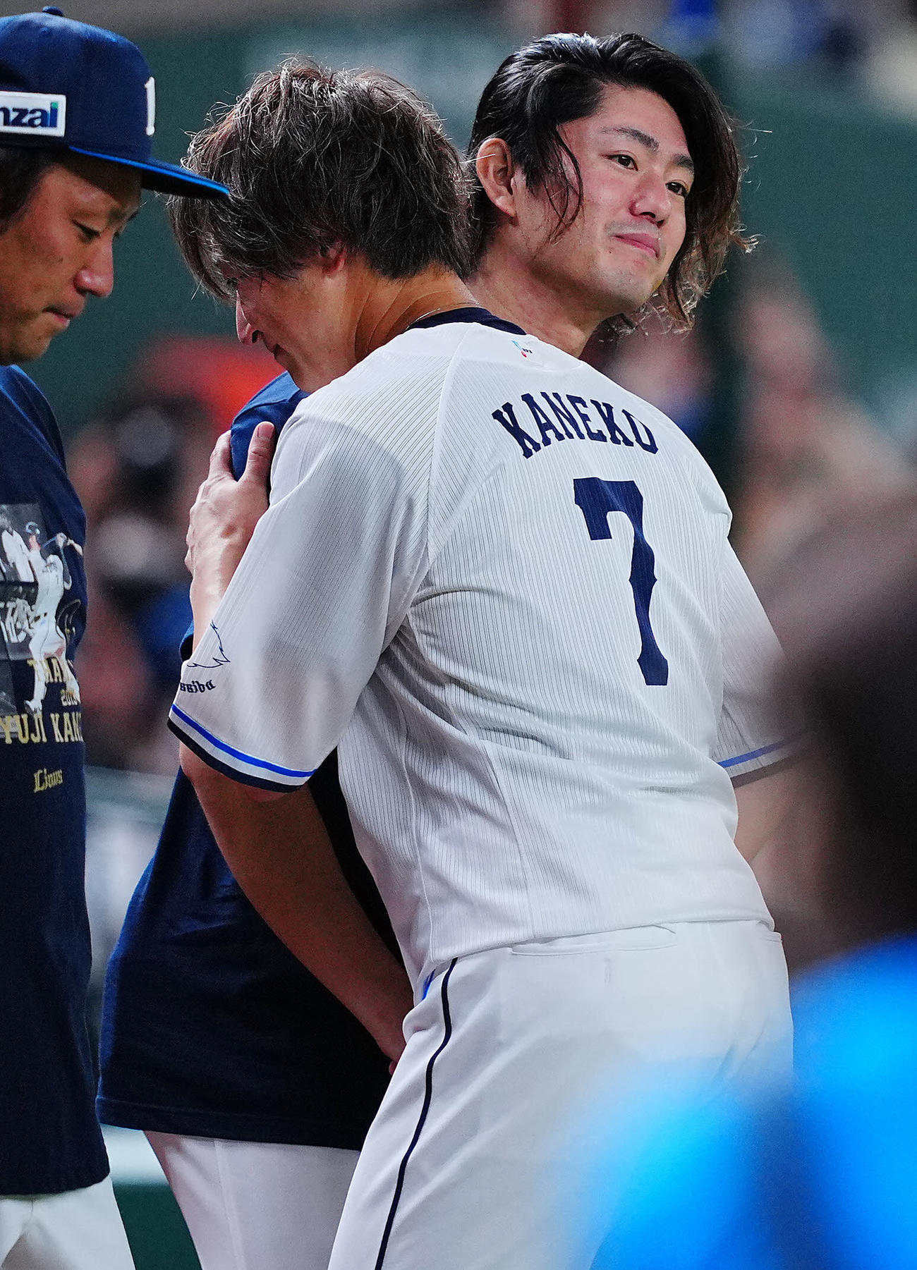 西武対ロッテ　引退セレモニーで西武金子（手前）と抱き合う今井（撮影・垰建太）