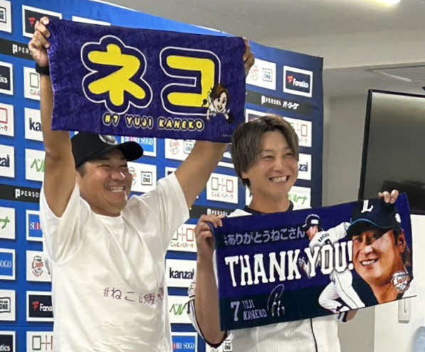 笑顔で写真に納まる高橋氏（左）と西武金子（撮影・水谷京裕）