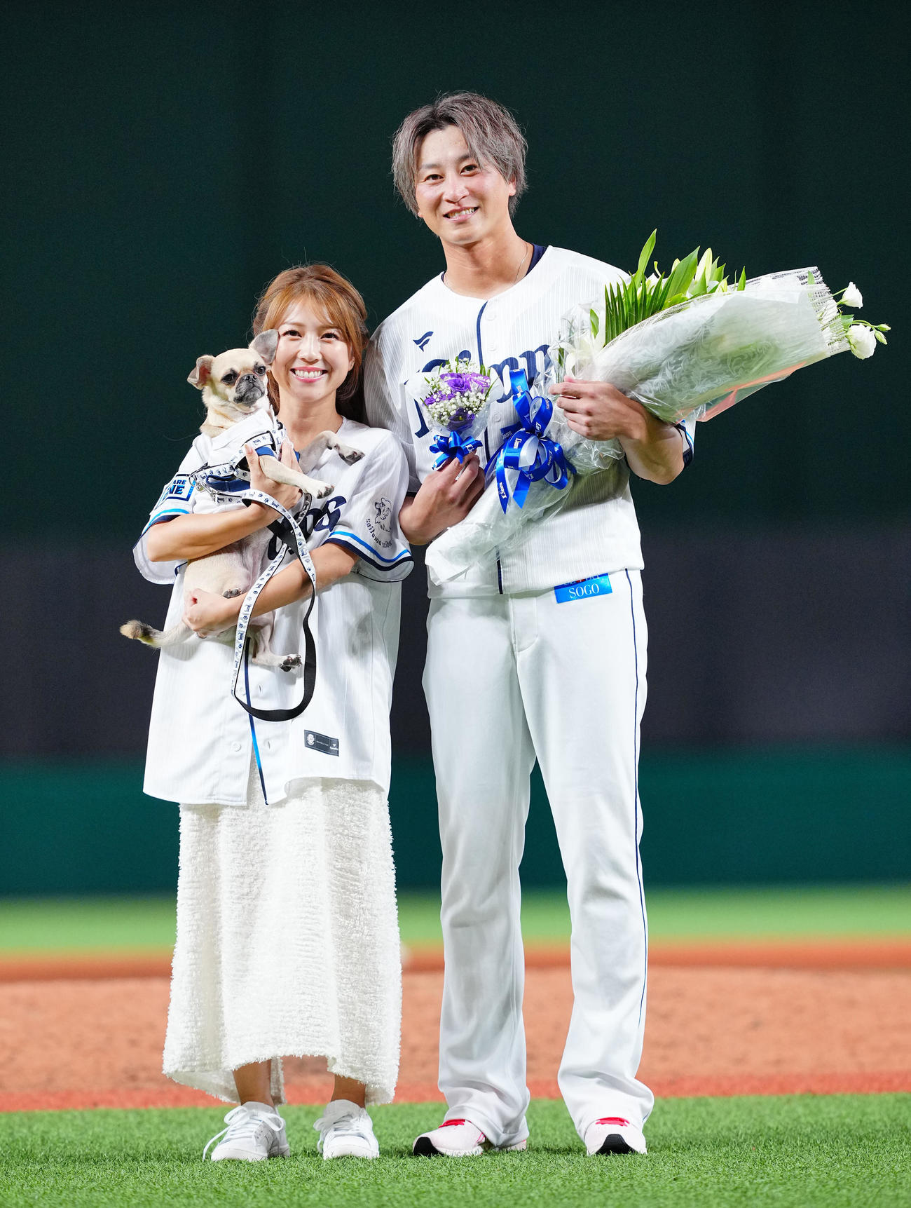 西武対ロッテ　引退セレモニーで家族と写真に納まる西武金子（撮影・垰建太）