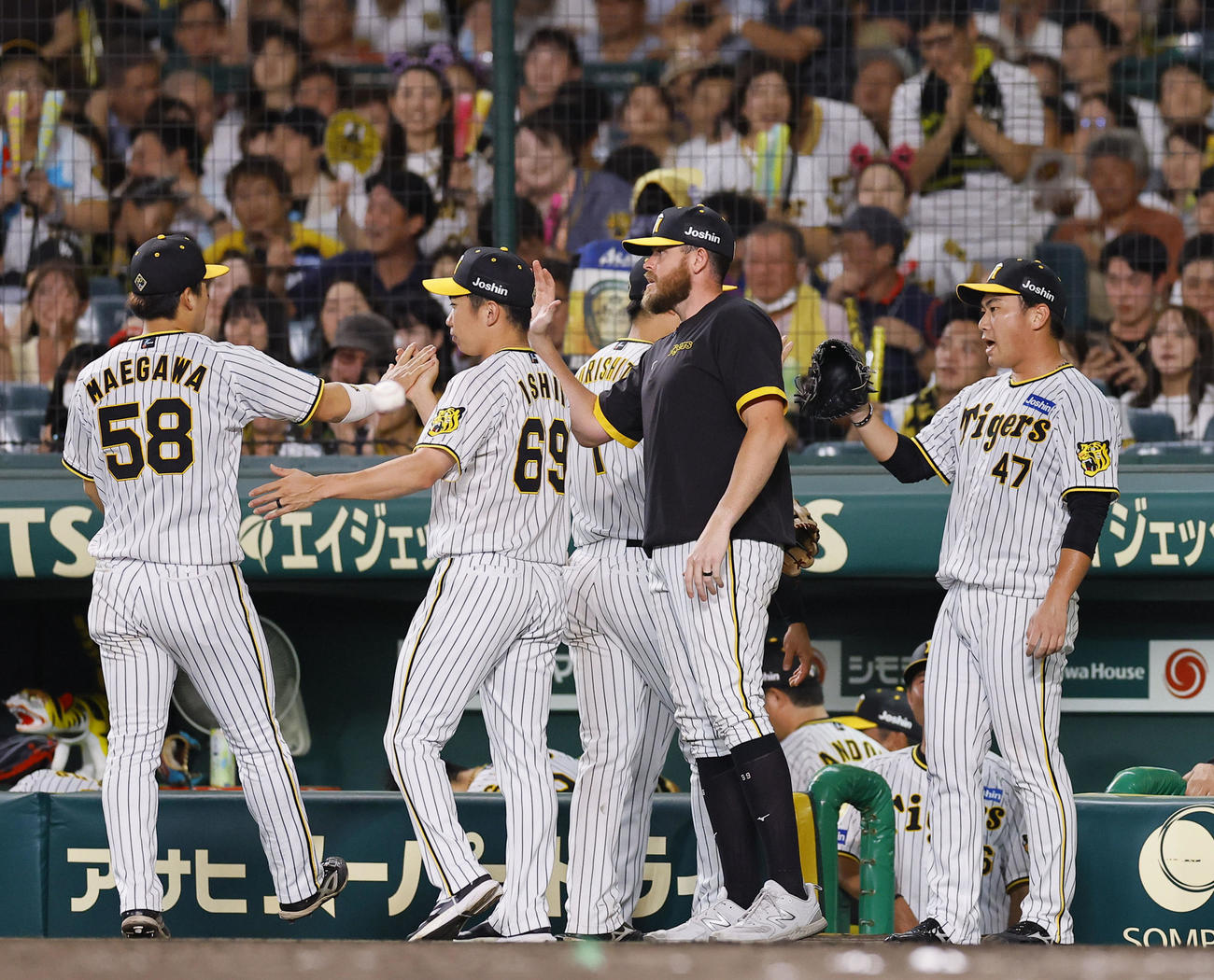 阪神対ヤクルト　8回を終えナインを出迎える右から阪神桐敷。ビーズリー、石井（撮影・藤尾明華）