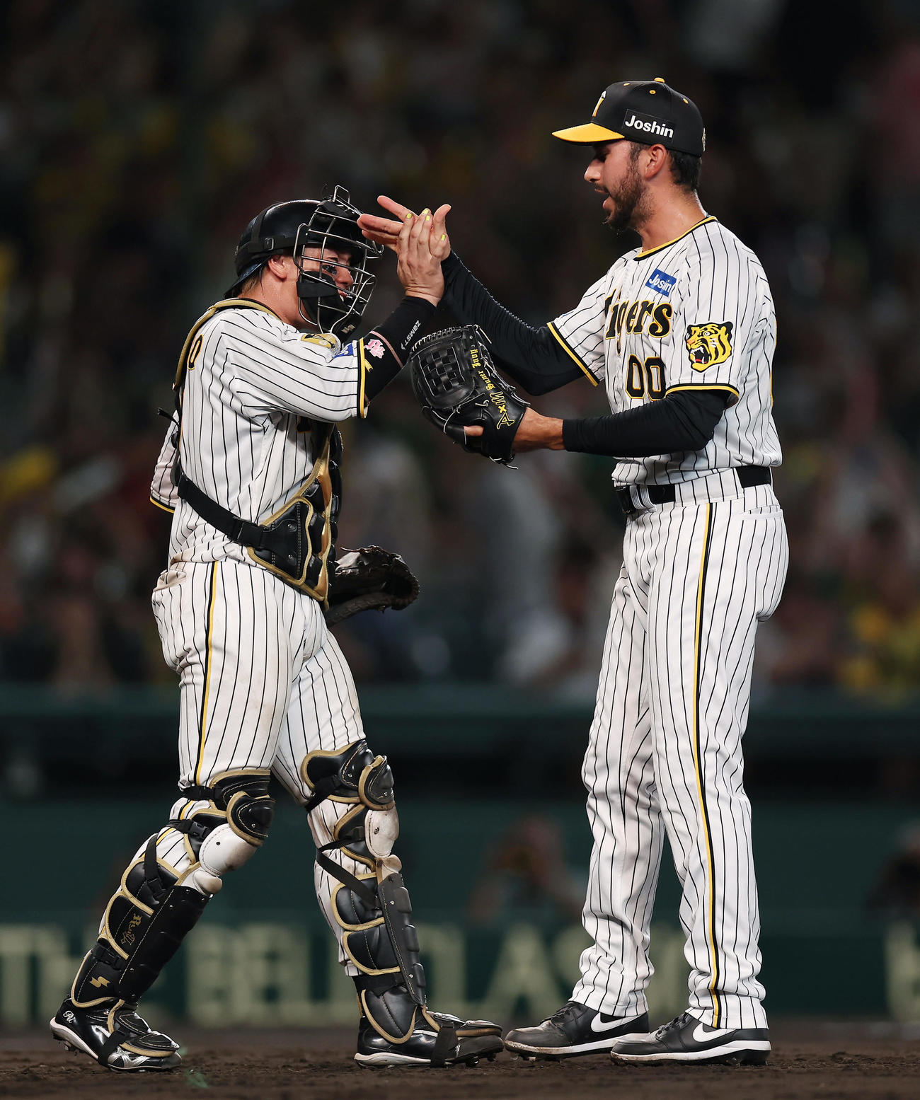 阪神対ヤクルト　ヤクルトに勝利しタッチを交わして喜ぶ阪神梅野（左）とゲラ（撮影・前田充）