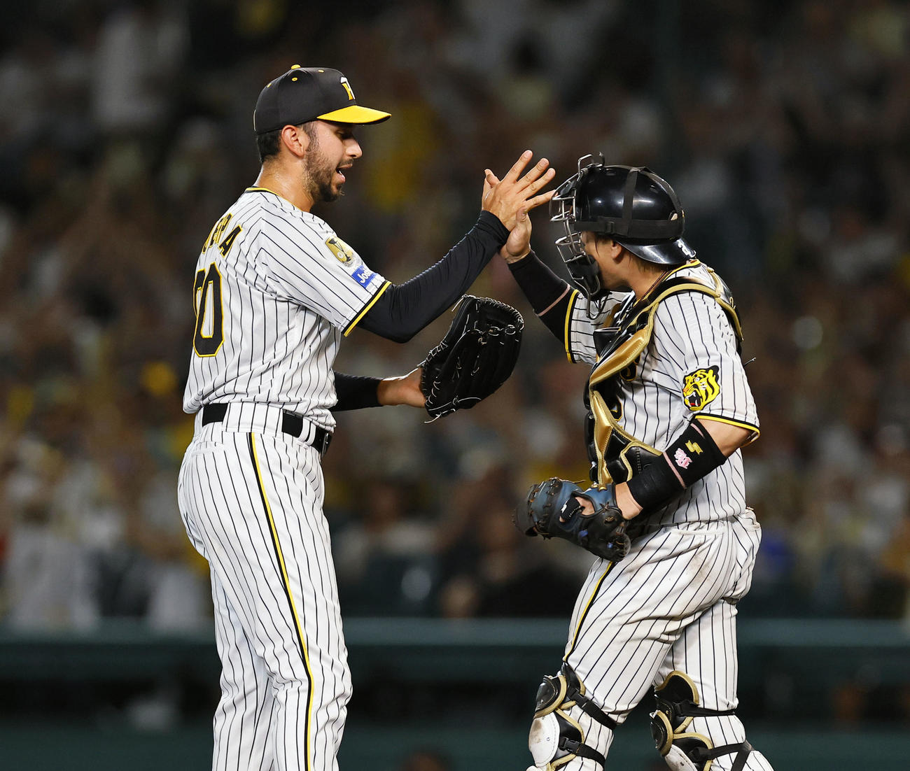 阪神対ヤクルト　ヤクルトに勝利し、タッチを交わす阪神ゲラ（左）と梅野（撮影・藤尾明華）