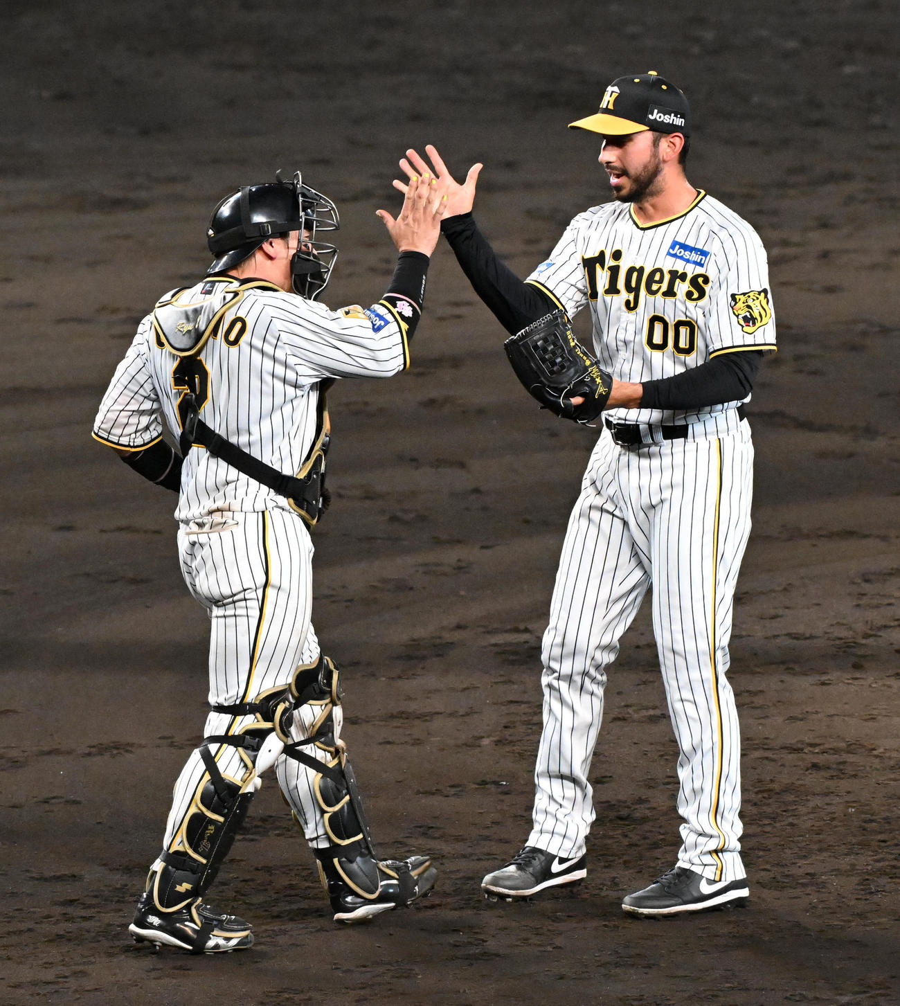 阪神対ヤクルト　9回を締めくくったゲラ（右）は梅野と笑顔でタッチ（撮影・前岡正明）