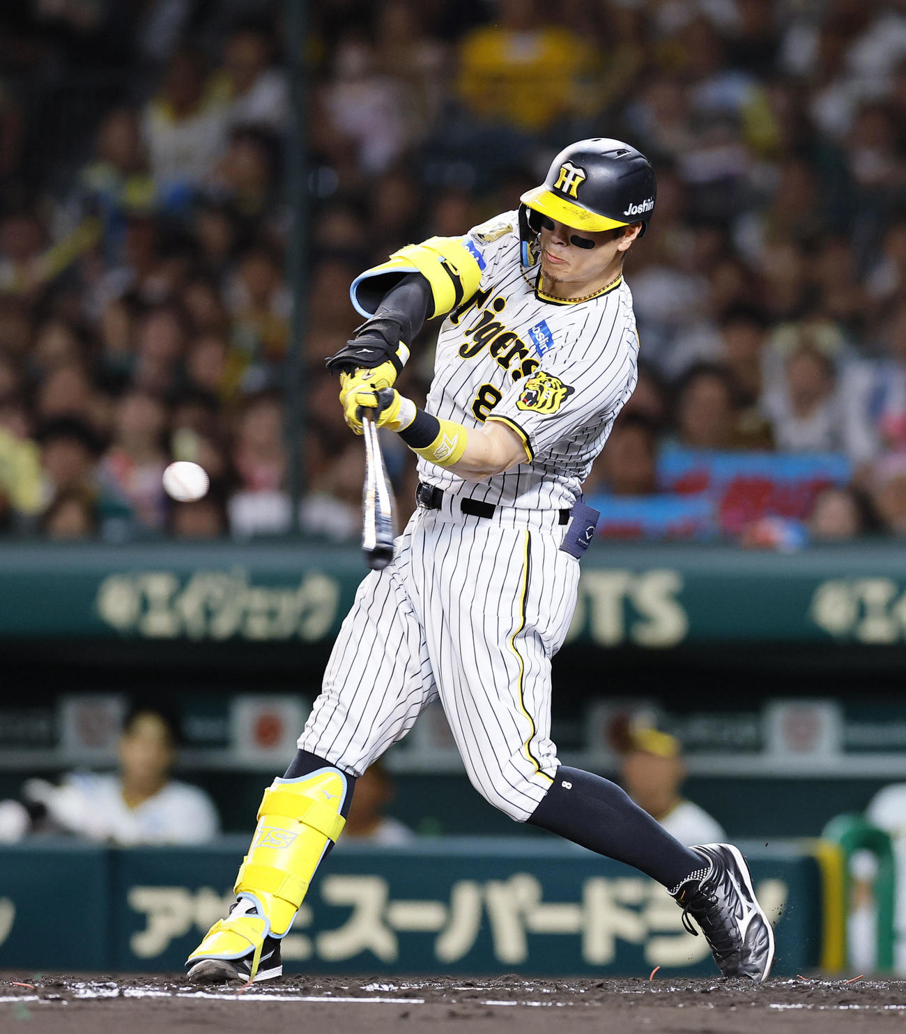 阪神対ヤクルト　2回裏阪神1死、佐藤輝は右越えに同点本塁打を放つ（撮影・藤尾明華）