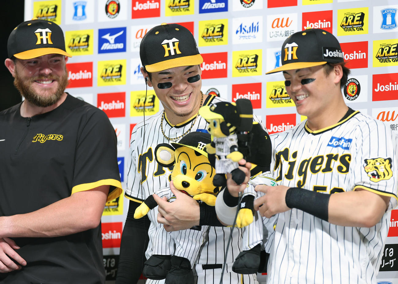 阪神対ヤクルト　お立ち台で笑顔を見せる、左から阪神ビーズリー、佐藤輝、前川（撮影・前田充）