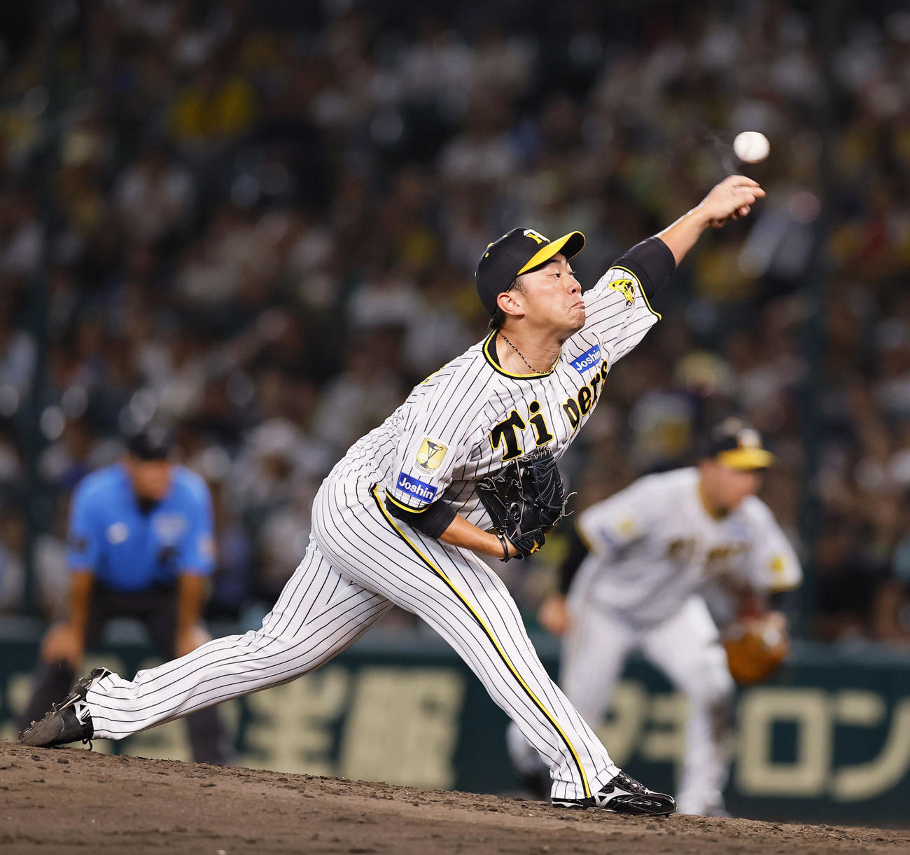 阪神対ヤクルト　8回、3番手で登板した阪神桐敷（撮影・藤尾明華）
