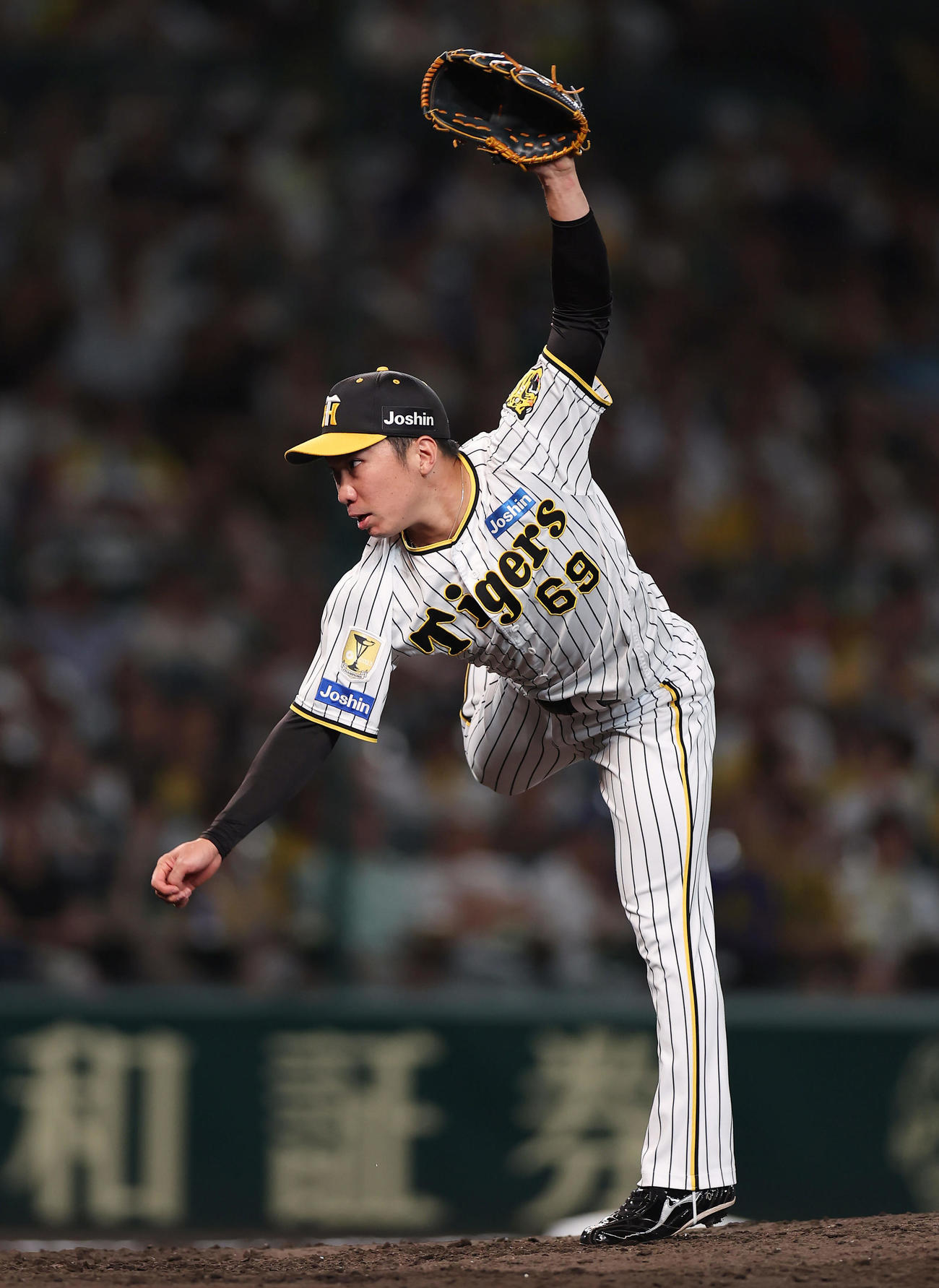 阪神対ヤクルト　力投する阪神2番手の石井（撮影・前田充）