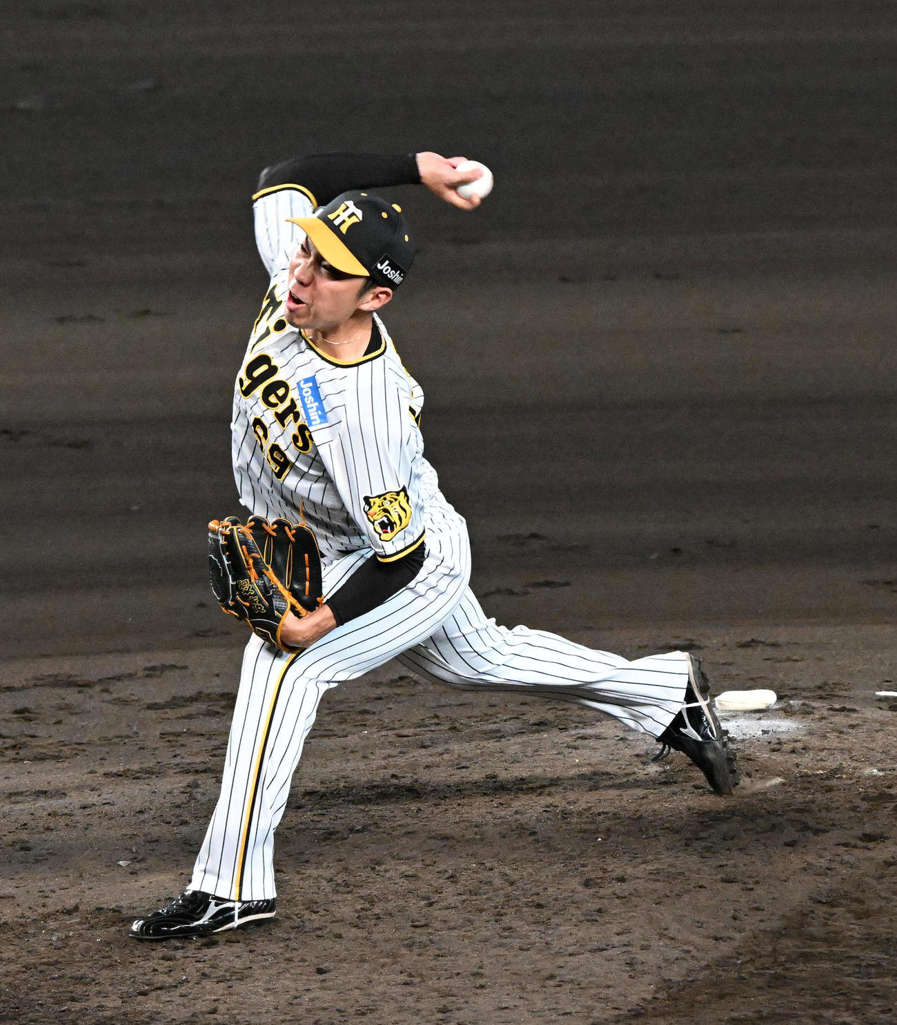 阪神対ヤクルト　阪神2番手の石井（撮影・前岡正明）