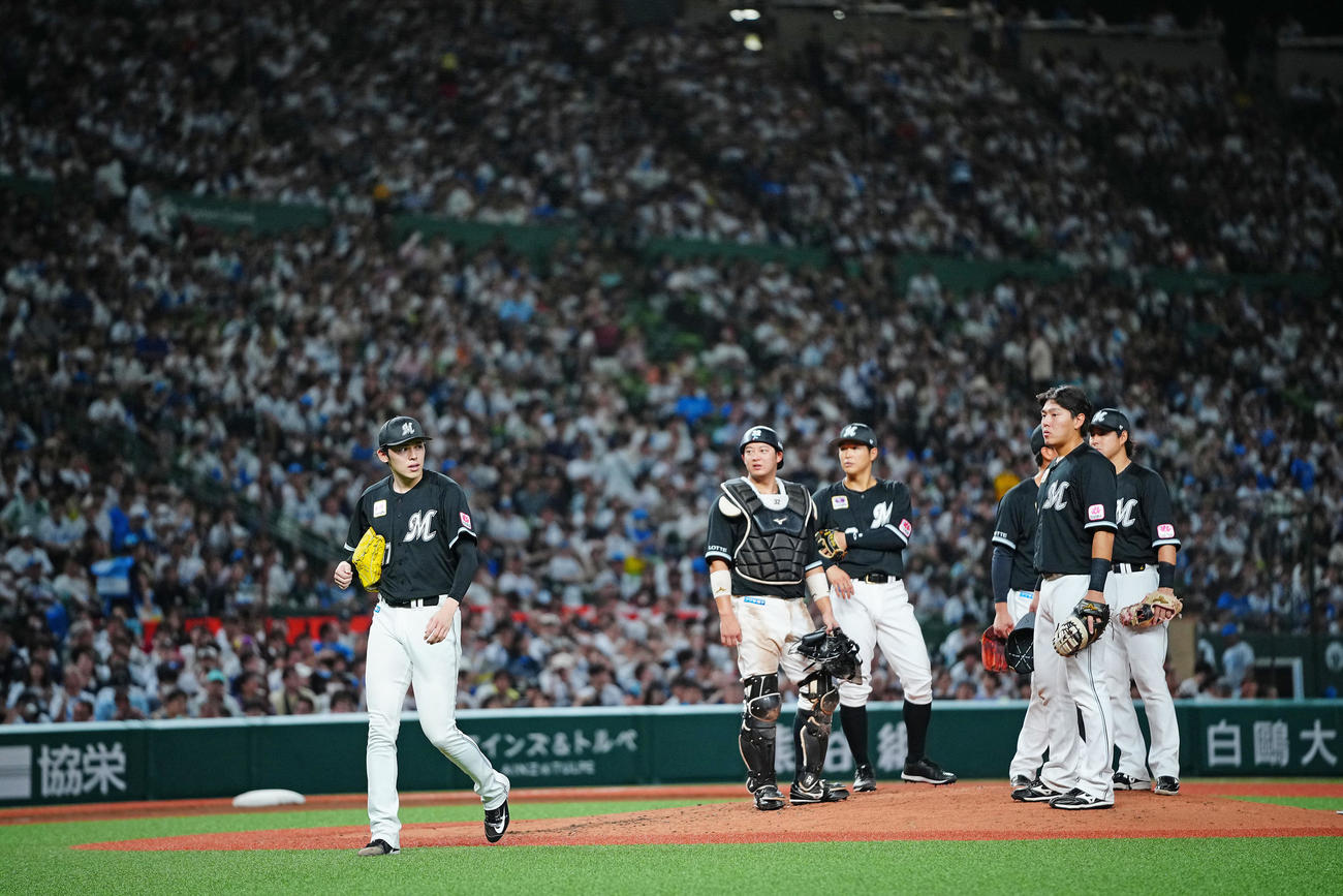 西武対ロッテ　7回裏西武無死、野村大の頭部に死球をあて危険球退場となる佐々木（左）（撮影・垰建太）
