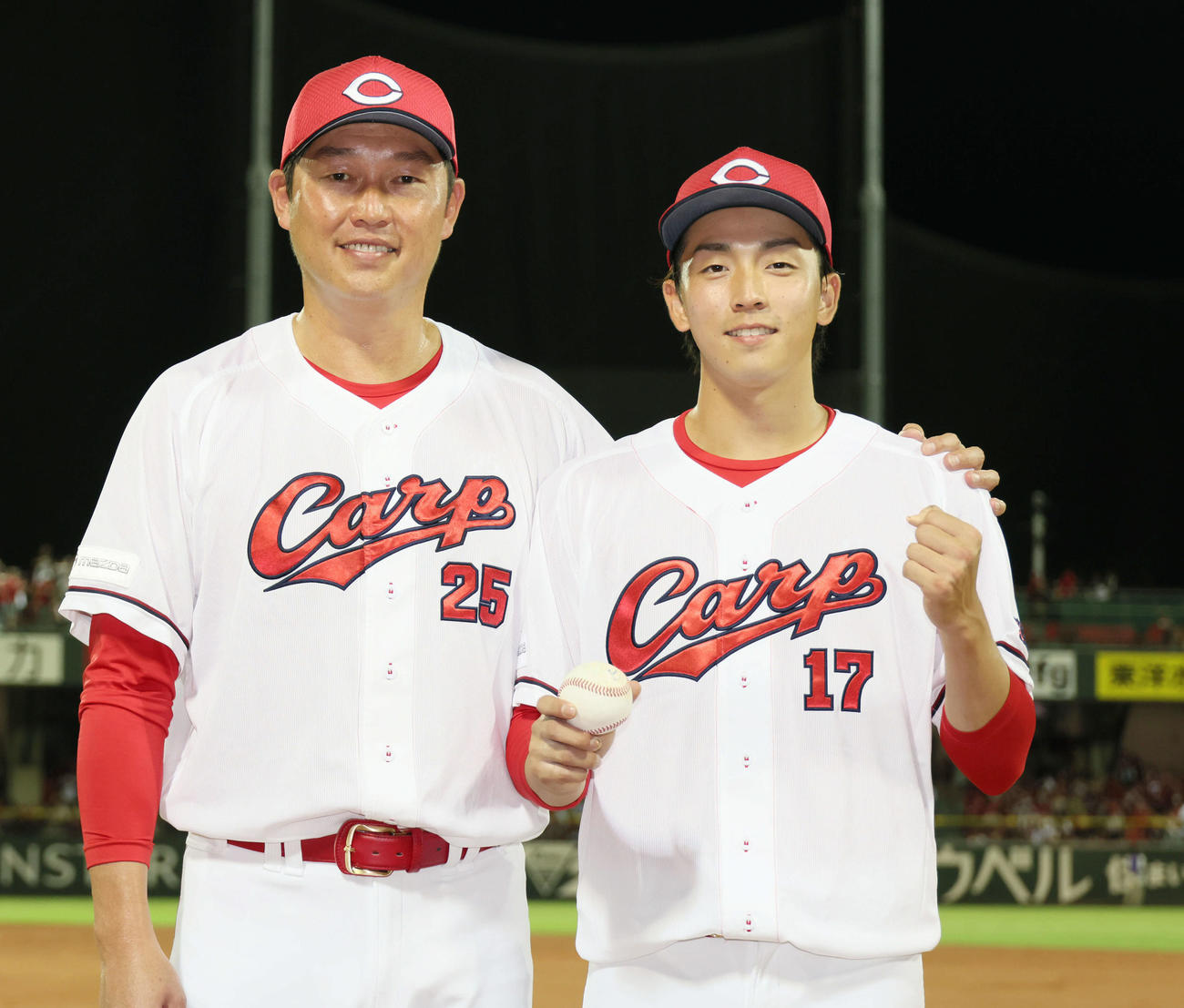 広島対DeNA　プロ初勝利の広島常広（右）は新井監督と記念撮影（撮影・加藤孝規）