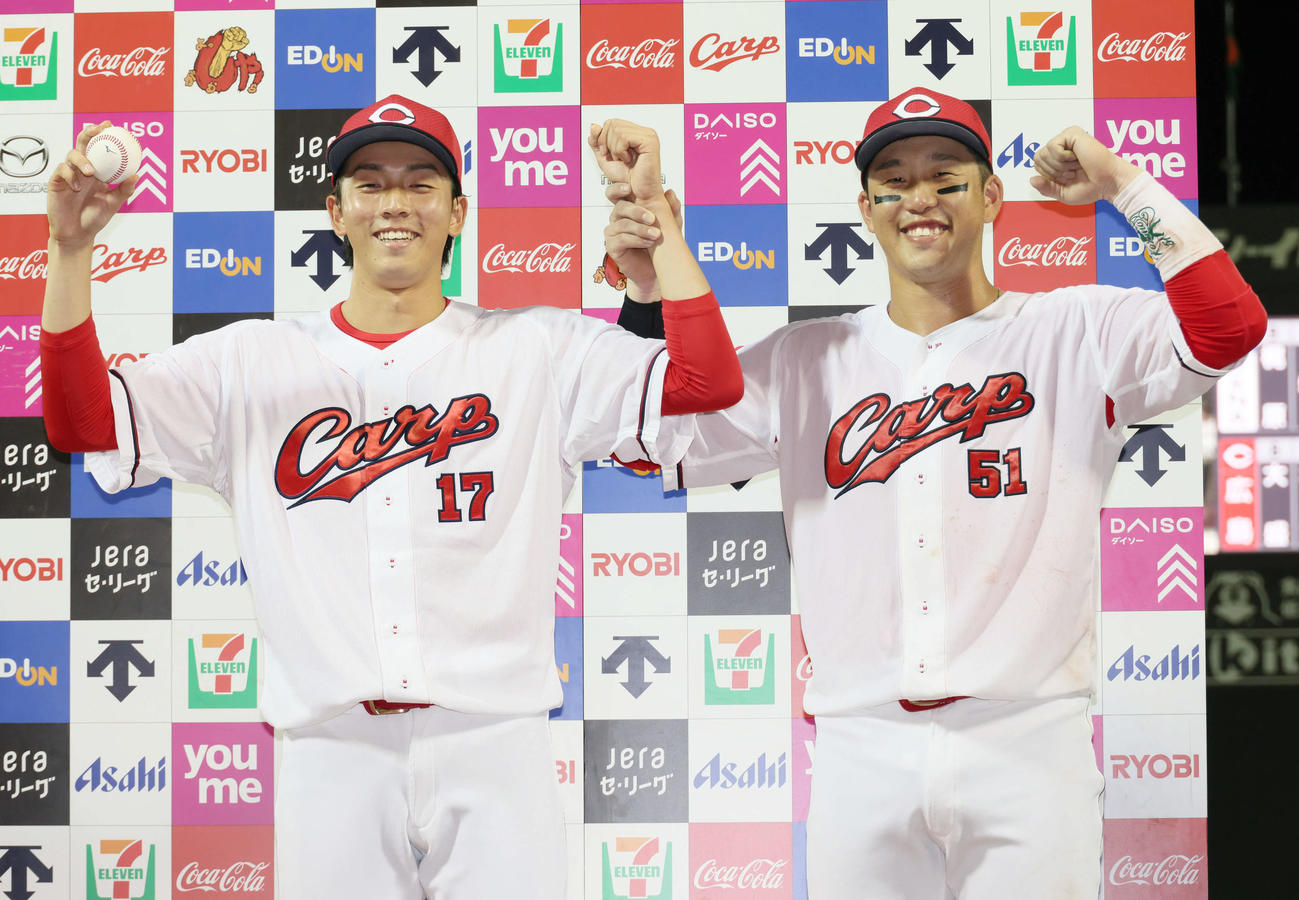 広島対DeNA　お立ち台でポーズを決めるプロ初勝利の常広（左）と小園（撮影・加藤孝規）