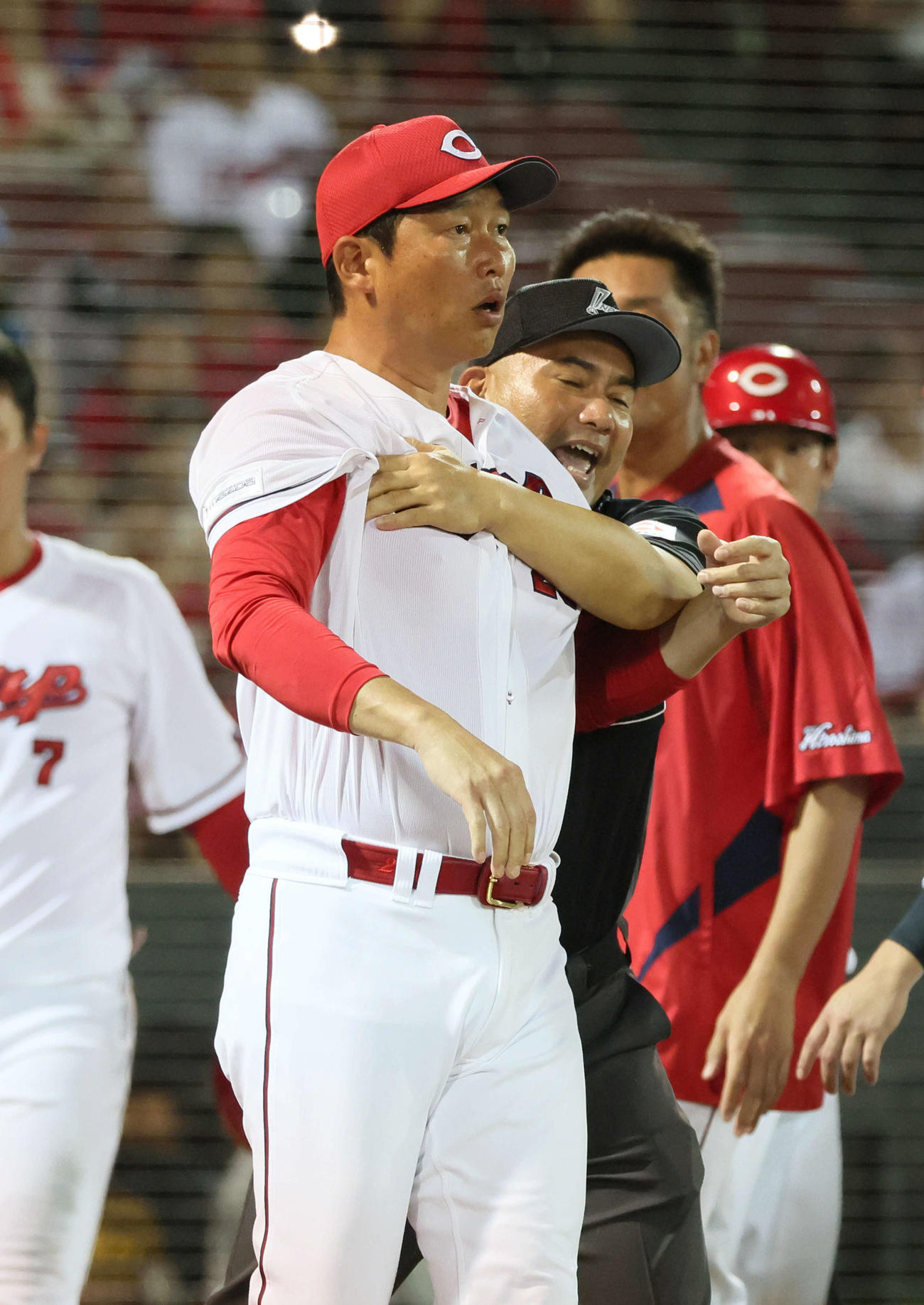 広島対DeNA 7回裏広島無死、秋山への死球から乱闘騒ぎの末、警告試合となった。中央は新井監督（撮影・加藤孝規）