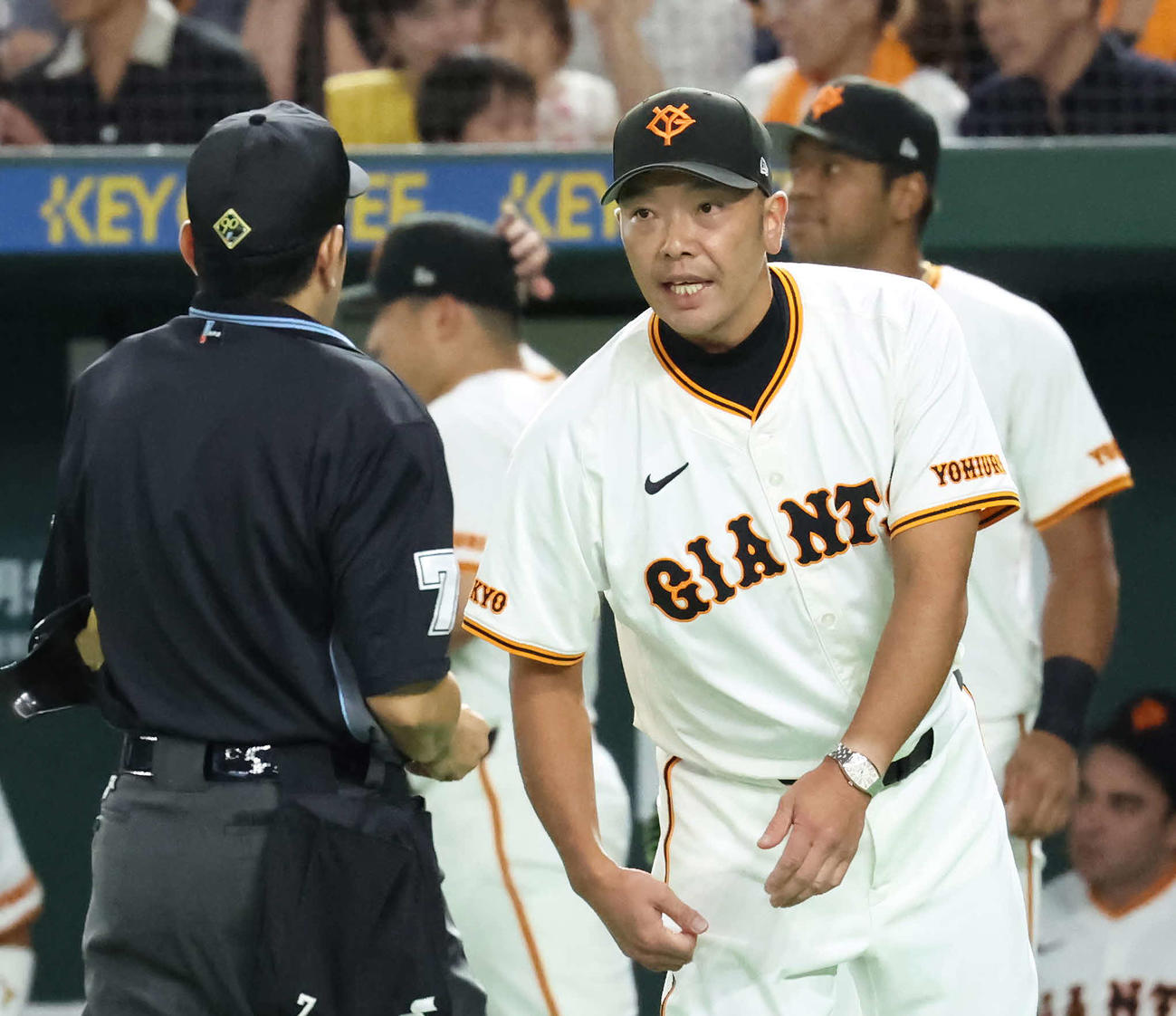 巨人対中日　7回、選手の交代を告げる阿部監督（撮影・丹羽敏通）