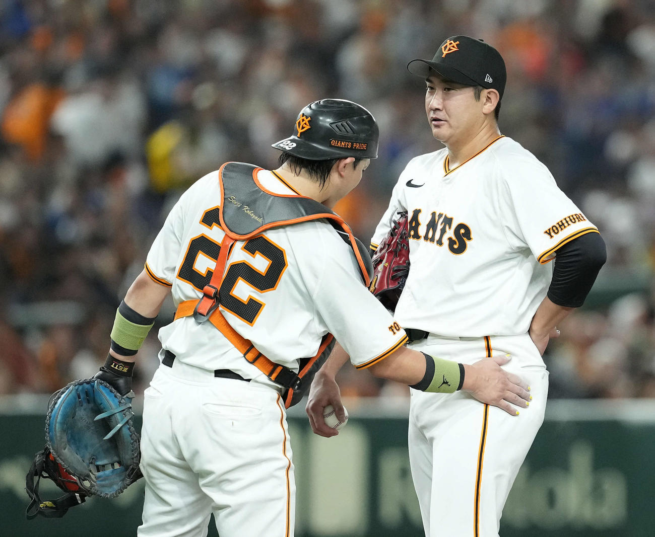 巨人対中日　5回表中日2死一、二塁、大城のプレーに怒る菅野は捕手の小林になだめられる（撮影・たえ見朱実）