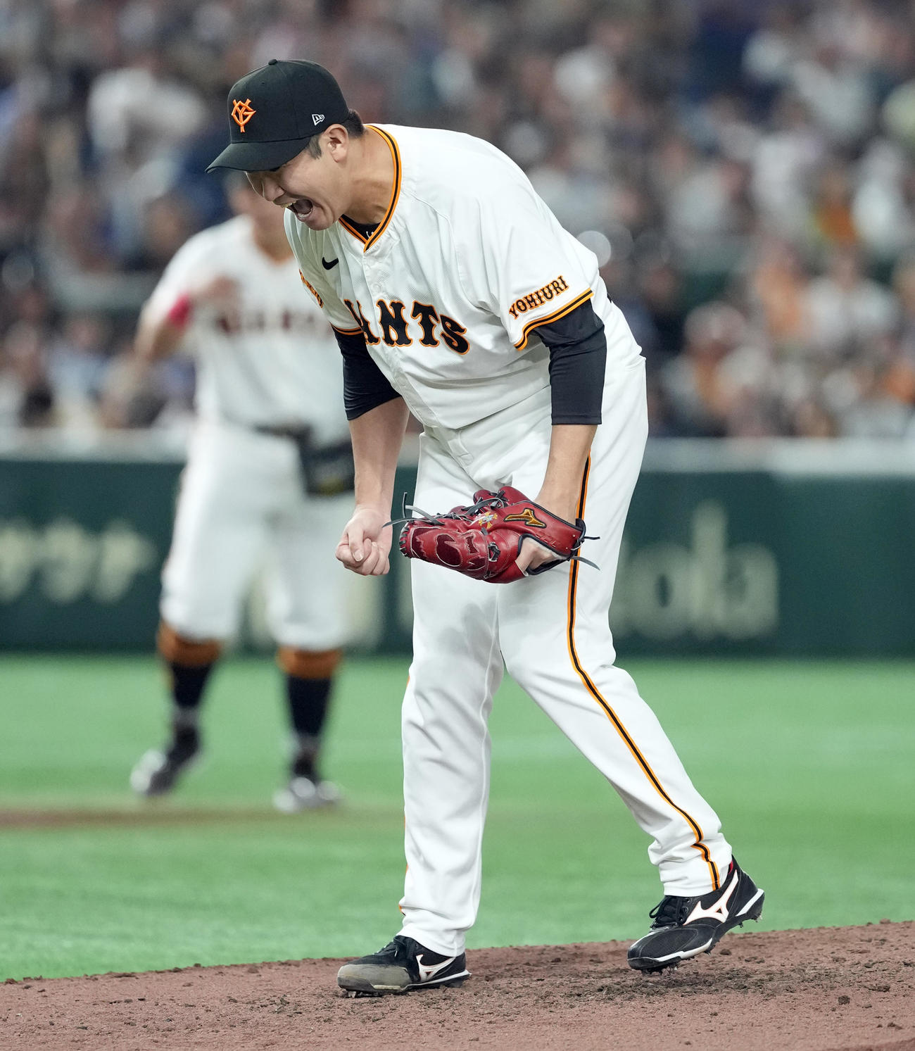巨人対中日　5回表中日2死一、二塁、細川を空振り三振に仕留め雄たけびを上げる菅野（撮影・たえ見朱実）