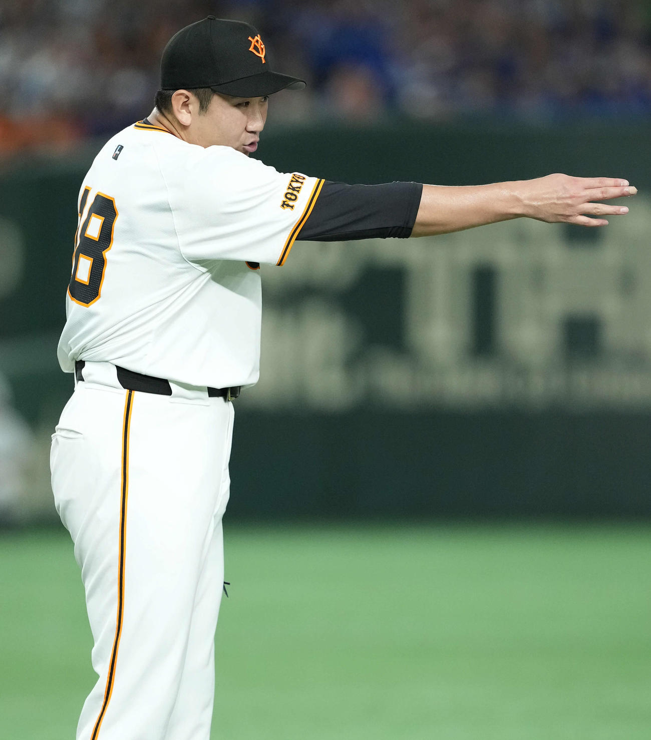 巨人対中日　5回表中日2死一塁、福永の二塁安打で一塁手大城卓三のプレーに怒る菅野（撮影・たえ見朱実）