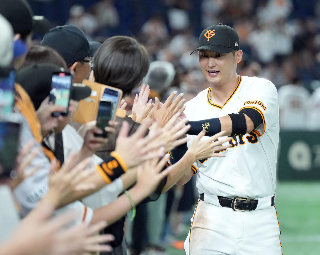 巨人対中日　中日に勝利しファンと笑顔でハイタッチをする巨人吉川（撮影・たえ見朱実）