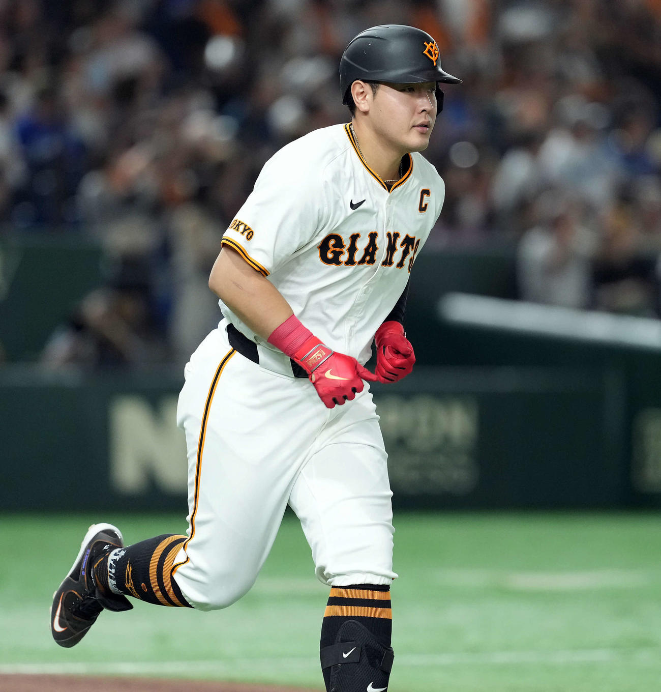 巨人対中日　6回裏巨人無死、左越えに勝ち越しのソロ本塁打を放った岡本和（撮影・たえ見朱実）
