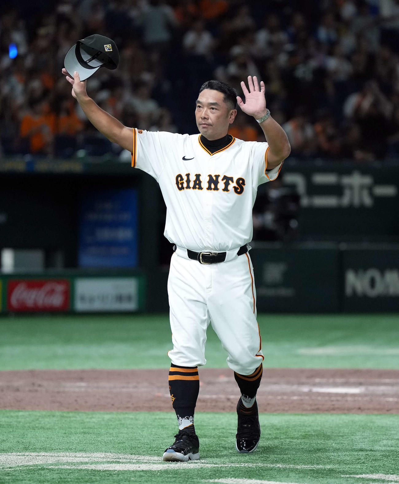 巨人対中日　中日に勝利しファンの声援に応える巨人阿部監督（撮影・たえ見朱実）