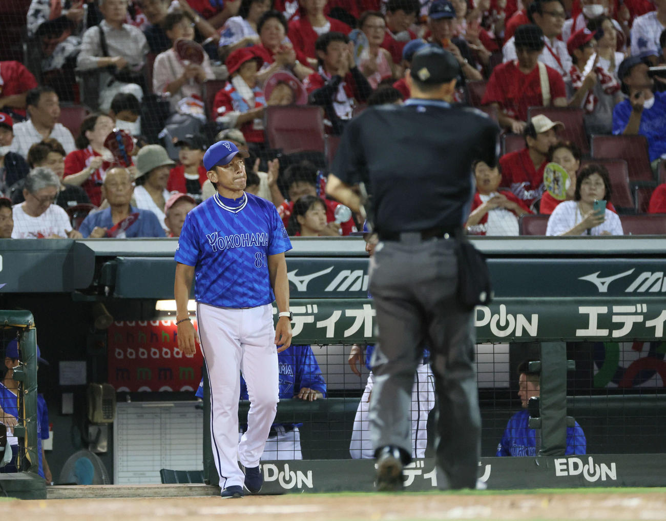 広島対DeNA 5回表終了時、交代を告げる三浦監督（撮影・加藤孝規）