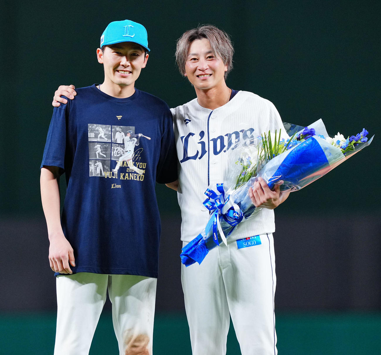 西武対ロッテ　引退セレモニーで西武源田（左）から花束を受け取る金子（撮影・垰建太）