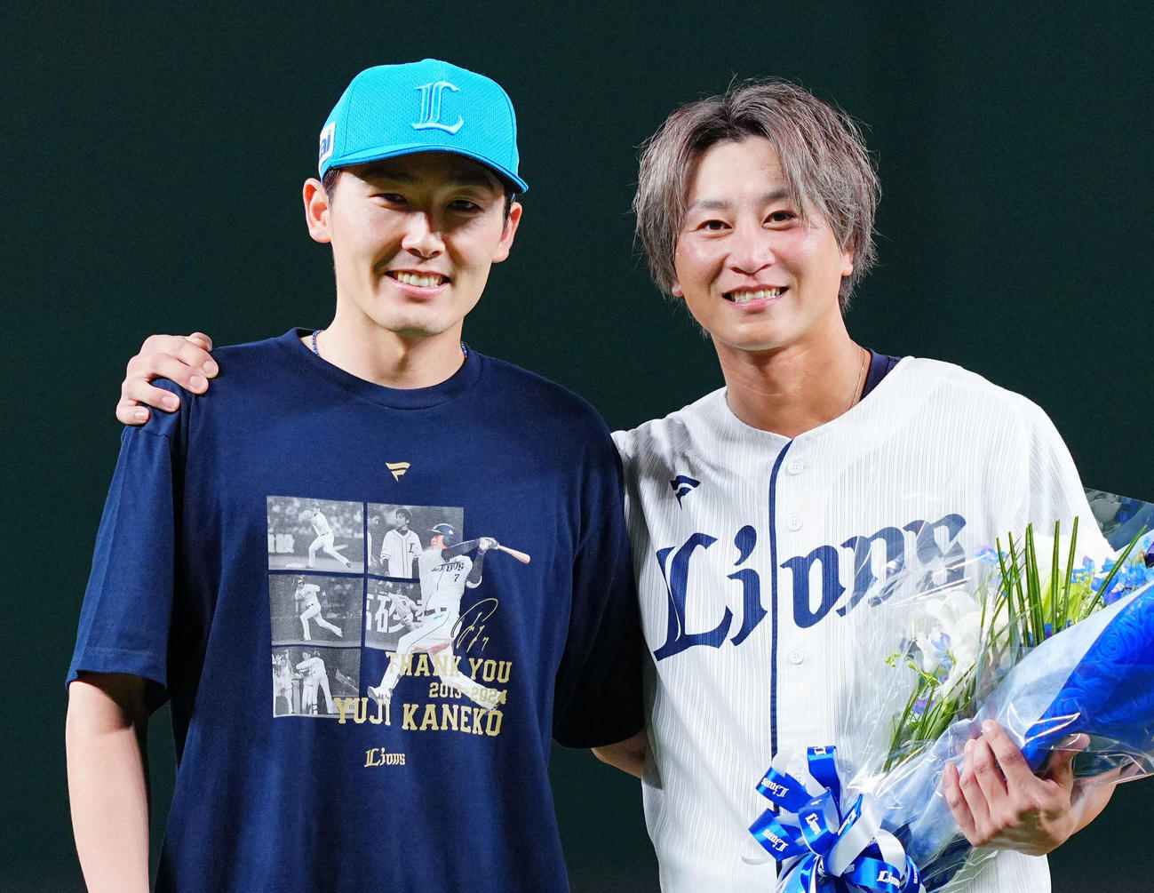 西武対ロッテ　引退セレモニーで西武源田（左）から花束を受け取る金子（撮影・垰建太）