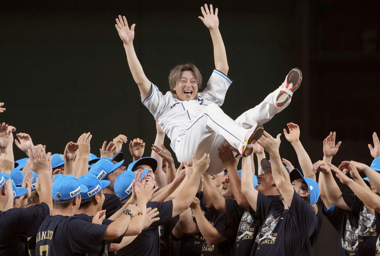 引退試合を終え、ナインに胴上げされる西武・金子侑（共同）