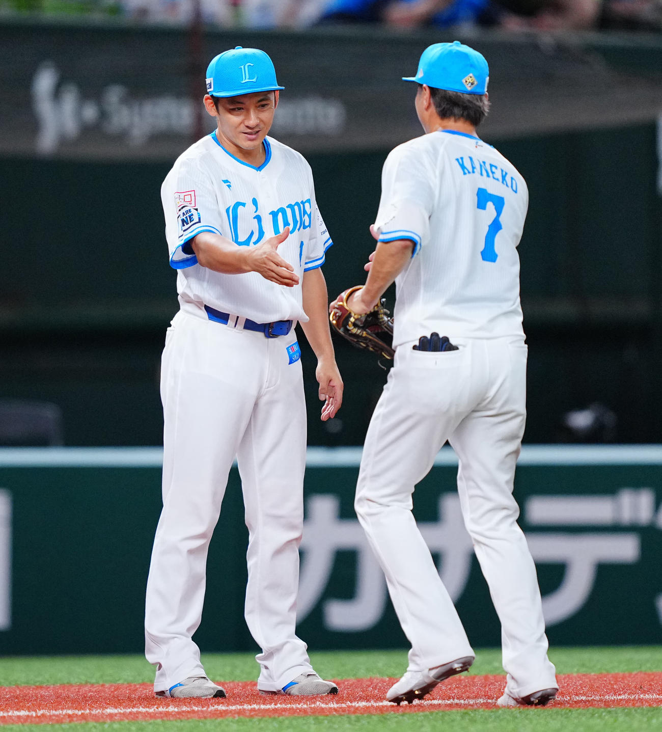 西武対ロッテ　ロッテに勝利し引き揚げる西武金子（右）と握手を交わす栗山（撮影・垰建太）