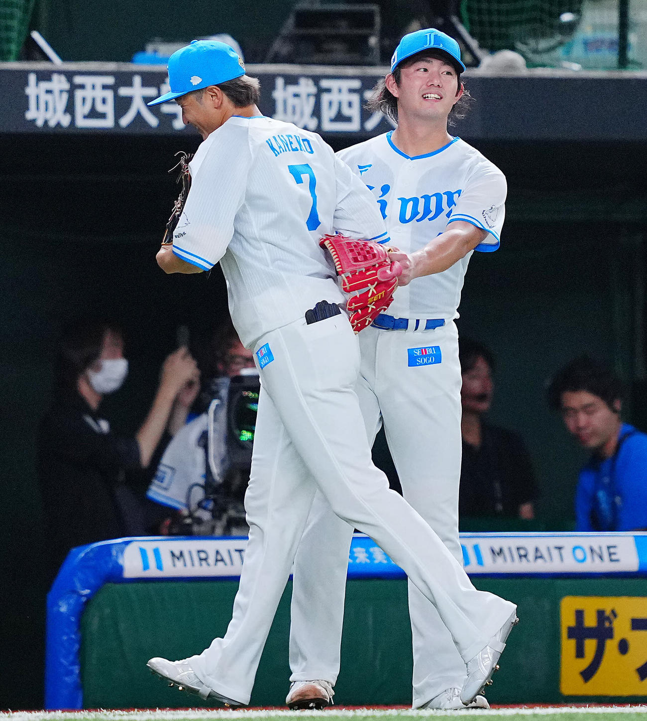西武対ロッテ　4回表の登板を終えた西武今井（右）は金子と笑顔でタッチを交わす（撮影・垰建太）