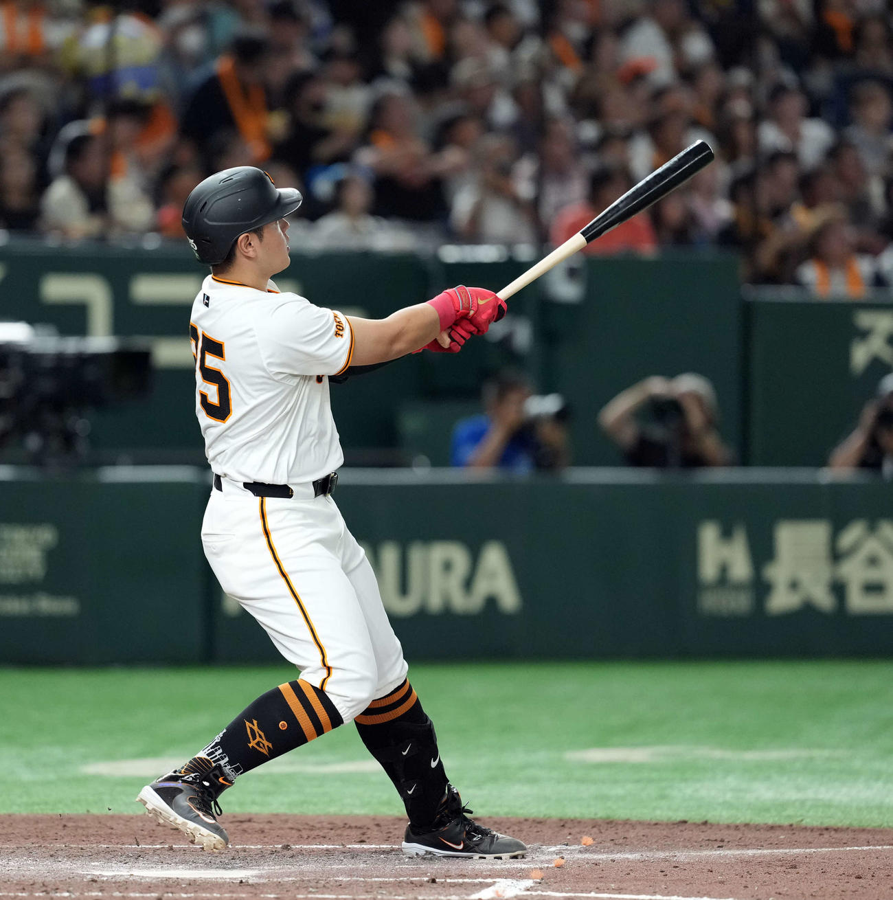 巨人対中日　6回裏巨人無死、左越えに勝ち越しのソロ本塁打を放つ岡本和（撮影・たえ見朱実）