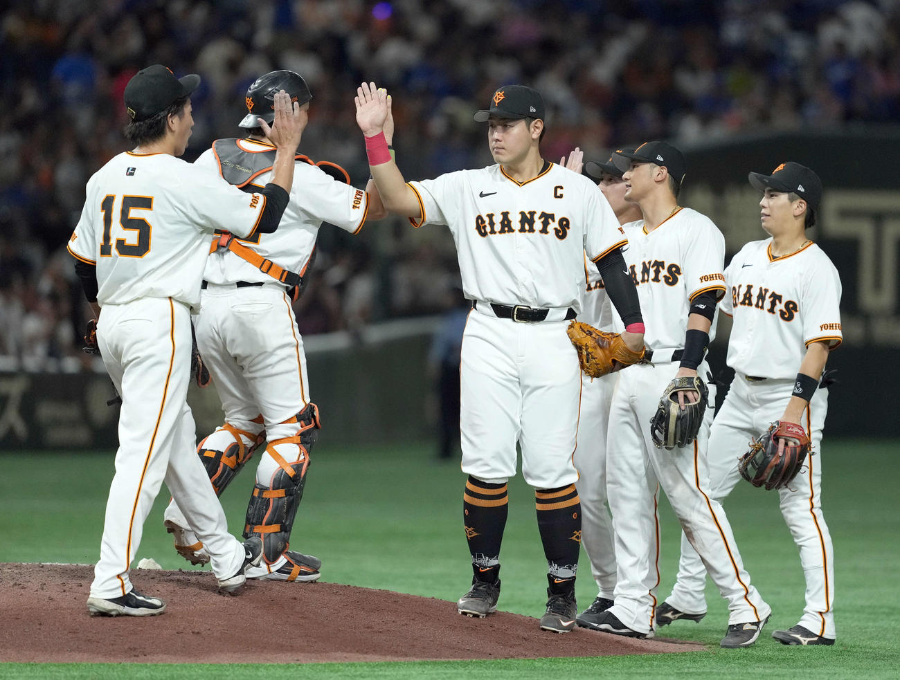 巨人対中日　中日に勝利しハイタッチをする岡本和（中央）ら巨人ナイン（撮影・たえ見朱実）