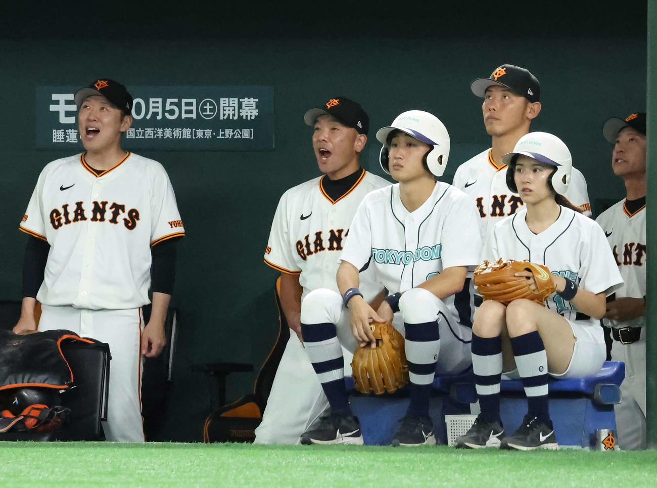 巨人対中日　6回裏巨人無死、岡本和の本塁打に喜ぶ阿部監督ら（撮影・丹羽敏通）