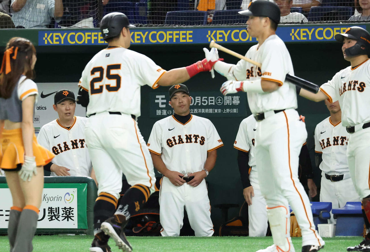 巨人対中日　6回裏巨人無死、本塁打を放った岡本和を迎える阿部監督（撮影・丹羽敏通）