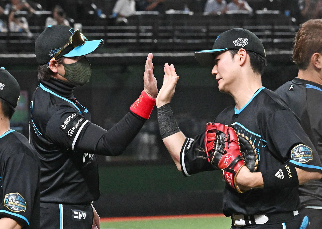8月30日、西武対日本ハム　勝利を飾りタッチをかわす日本ハム新庄監督（左）と清宮