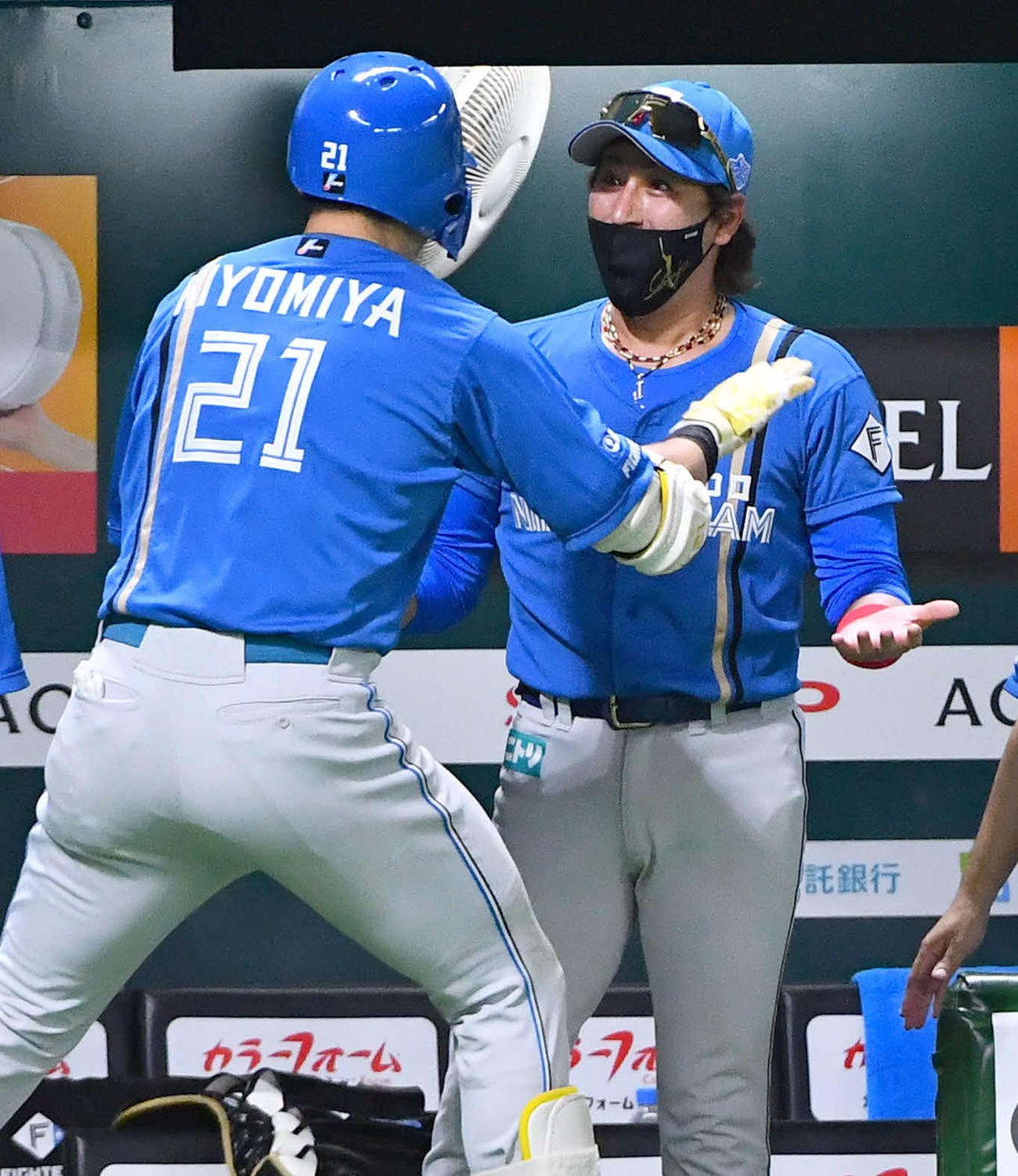 8月3日、ソフトバンク対日本ハム　5回表日本ハム無死一、二塁、同点の右越え3点本塁打を放った清宮（左）とタッチを交わす新庄監督