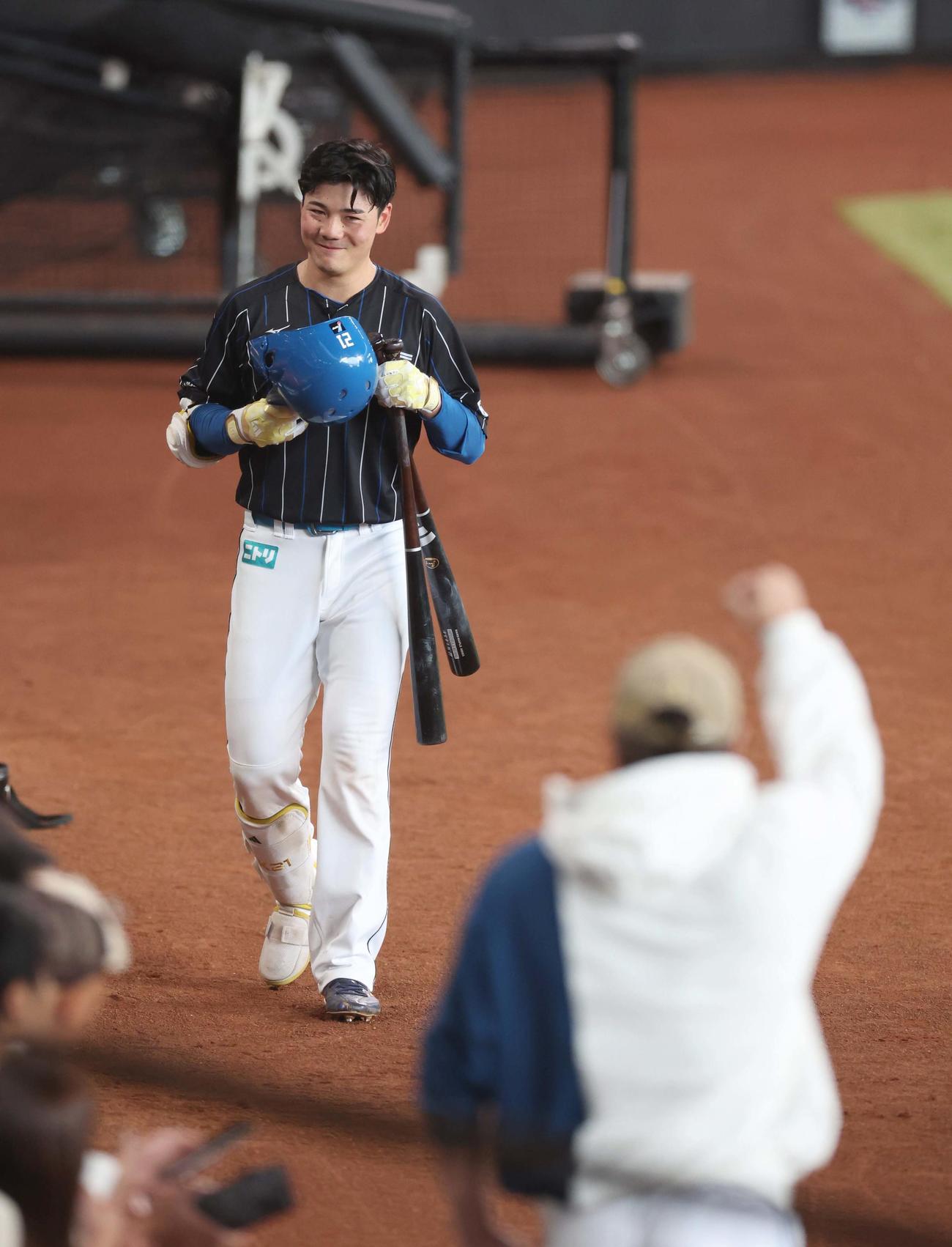 7月24日、フリー打撃後、新庄監督からガッツポーズされ「どや顔」の清宮