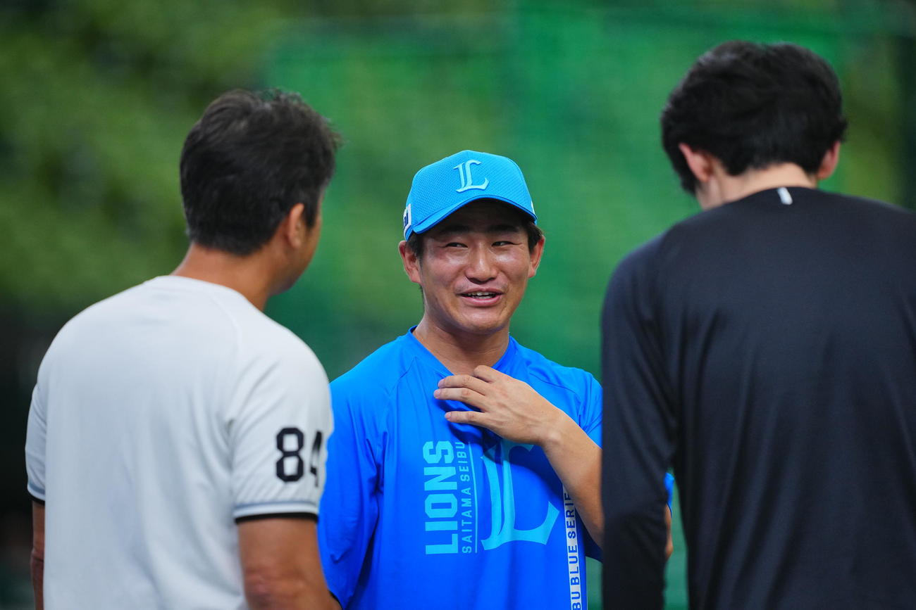 西武対ロッテ　試合前練習中、前日頭部死球を受けた西武野村大（中央）はロッテ佐々木（右）の謝罪を受け笑顔で応える（撮影・垰建太）
