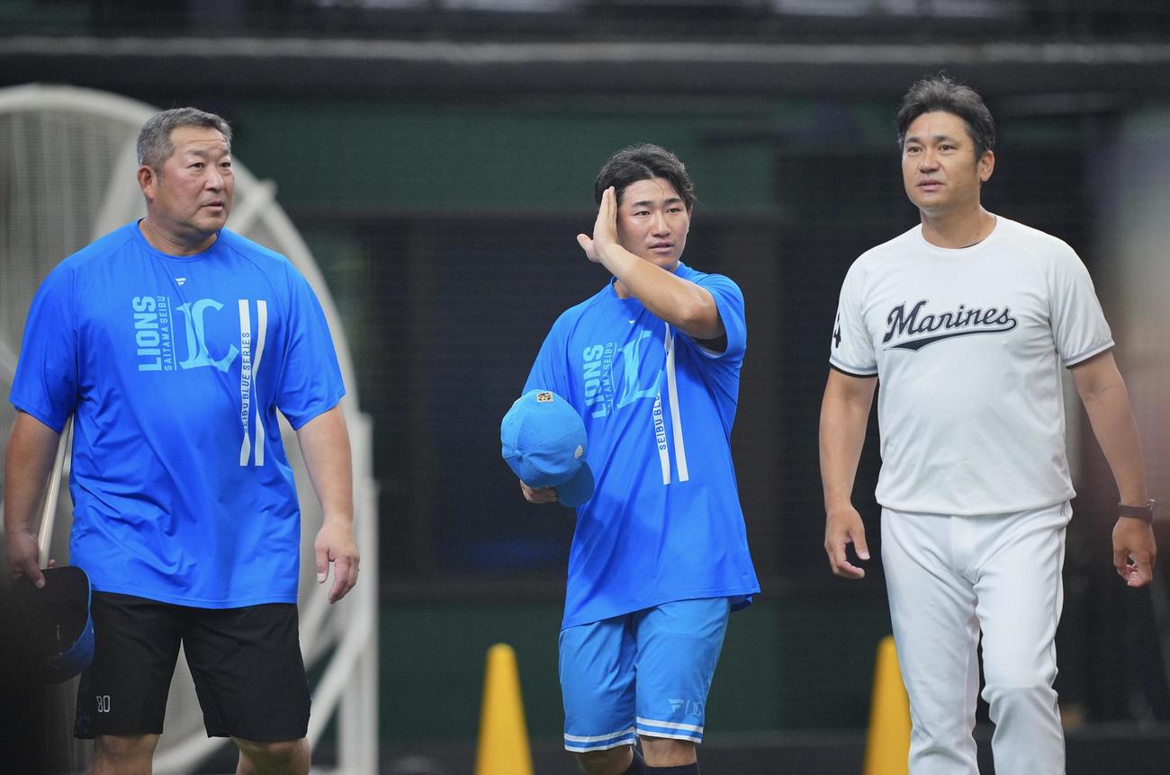 西武対ロッテ　試合前練習中、前日頭部死球を受けた西武野村大（中央）に声をかけるロッテ黒木投手コーチ（右）（撮影・垰建太）